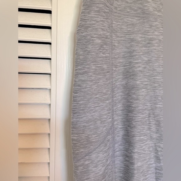 VS Essential Performance Legging - Picture 2 of 4